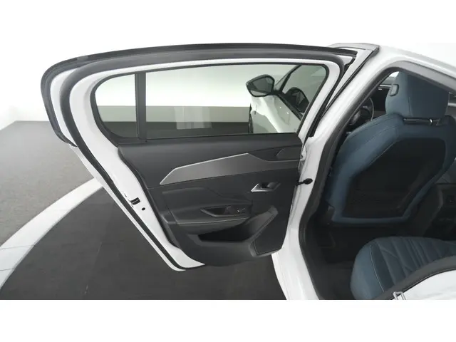 Peugeot 308 PureTech 130 GT Pack Business 2022 Benzine 82