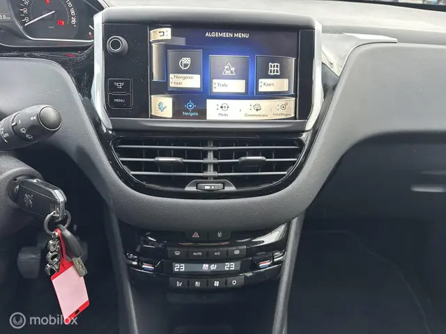 Peugeot 208 1.2 VTi Envy 2013 Benzine 12