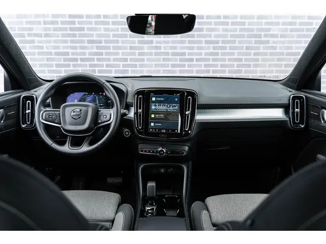 Volvo XC40 2.0 B4 Plus Dark 2024 Benzine 25