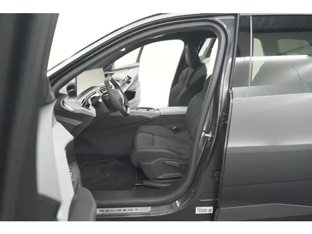 Peugeot 5008 HYbrid 145 e-DCS6 GT 2025 Hybride Benzine 28