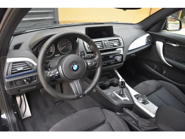 BMW 1 Serie 118i Executive 2017 Benzine 23