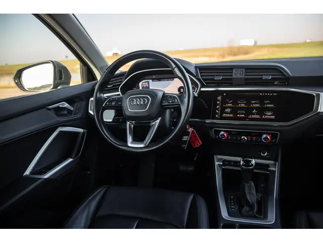 Audi Q3 45 TFSI e edition 2021 Hybride Benzine 18