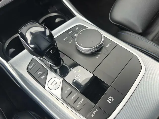 BMW 3 Serie 330e High Executive 2020 Hybride Benzine 16