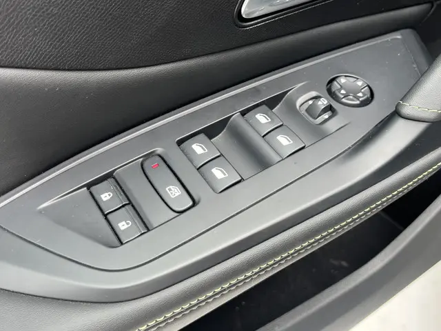 Peugeot 408 Hybrid 136 e-DCS6 GT 2024 Hybride Benzine 25