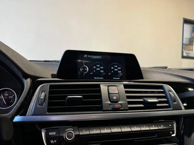 BMW 3 Serie 318i Executive 2017 Benzine 13