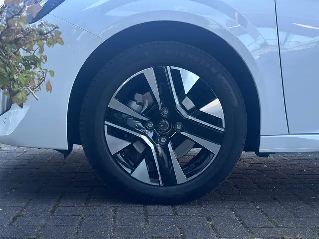 Peugeot 208 Allure Hybride 100pk 2025 Benzine 28