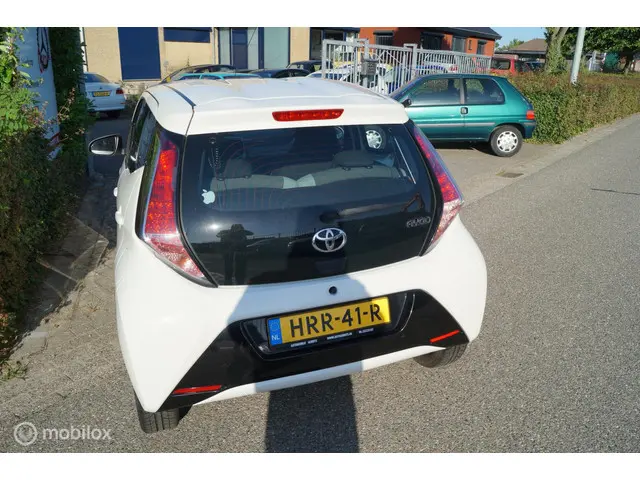 Toyota Aygo 1.0 VVT-i x-play 2016 Benzine 9