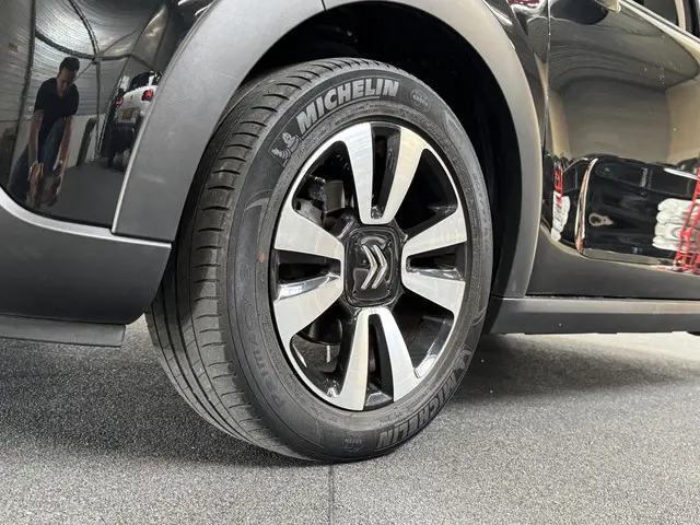 Citroën C3 1.2 PureTech Shine 2017 Benzine 2