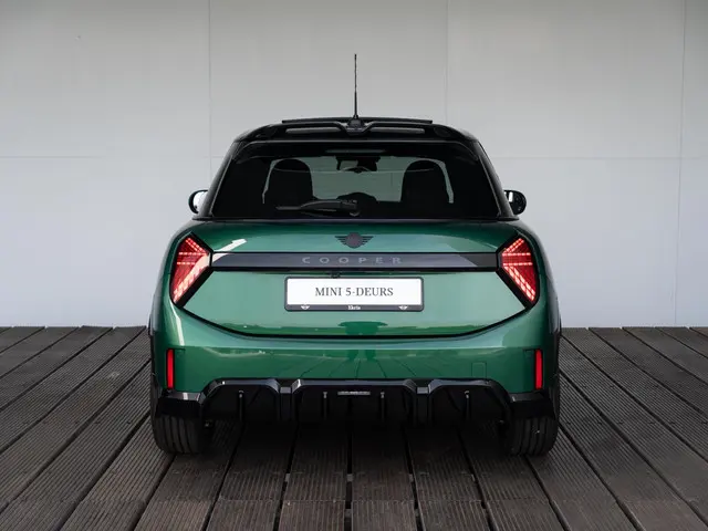 MINI 5-Deurs Cooper C 2025 Benzine 5