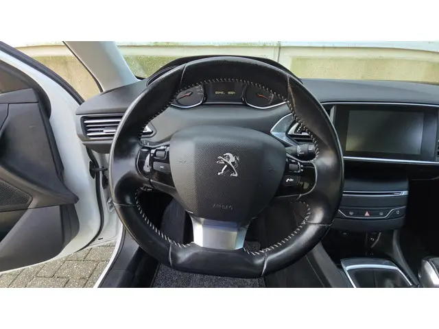 Peugeot 308 SW 1.2 PureTech Blue Lion 2017 Benzine 18
