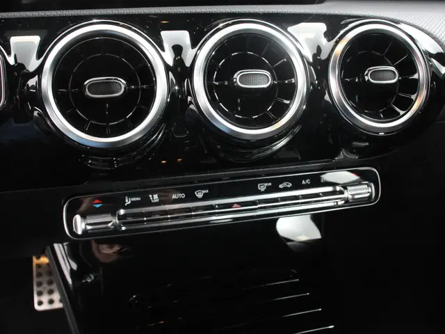 Mercedes-Benz A-Klasse 200 AMG Line 2022 Benzine 19