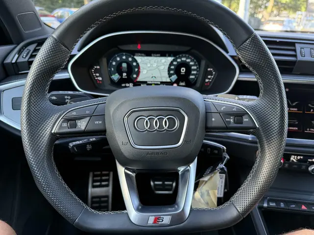 Audi Q3 45 TFSI e S edition 2022 Hybride Benzine 15