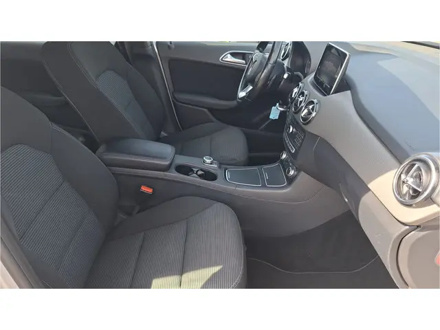 Mercedes-Benz B-Klasse 180 2015 Benzine 17