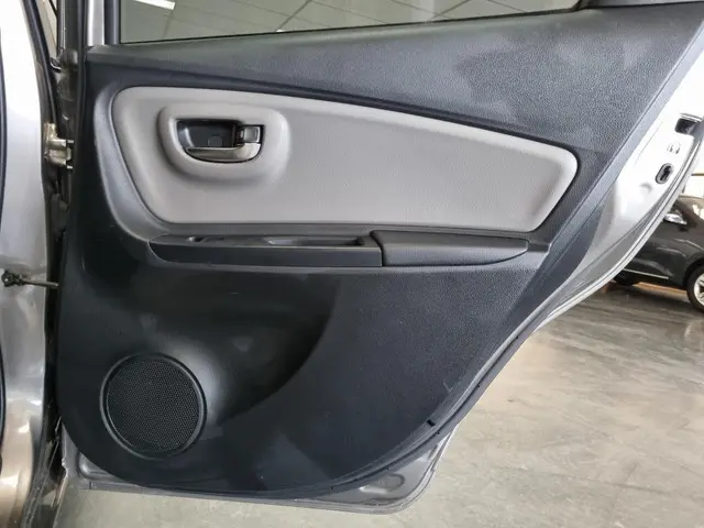 Toyota Yaris 1.3 VVT-i Dynamic Bi-Tone 2016 Benzine 12