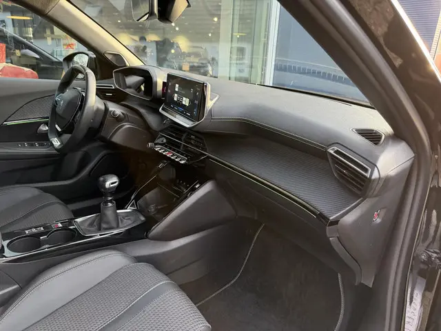Peugeot 2008 1.2 Turbo 130 PK GT 2023 Benzine 33
