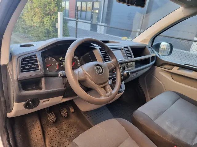 Volkswagen Transporter 2.0 TDI L2H1 2018 Diesel 3