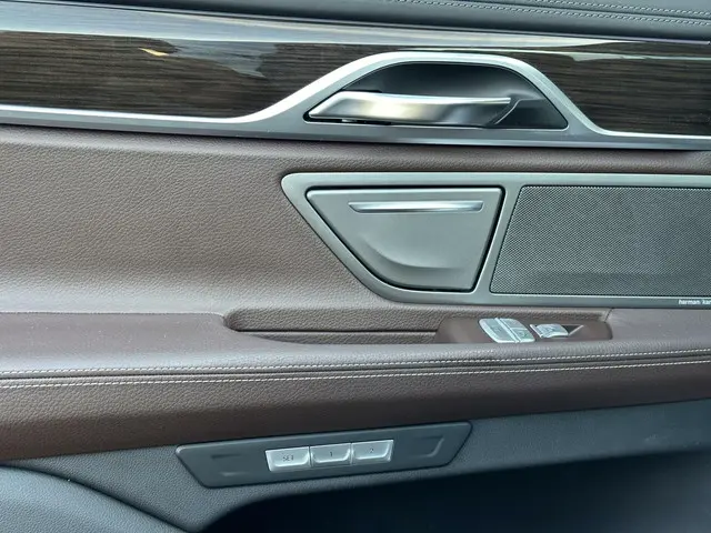 BMW 7 Serie 750i xDrive High Executive 2016 Benzine 37