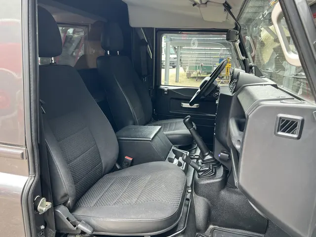 Land Rover Defender 2.2 D HT 110" SE 2015 Diesel 19