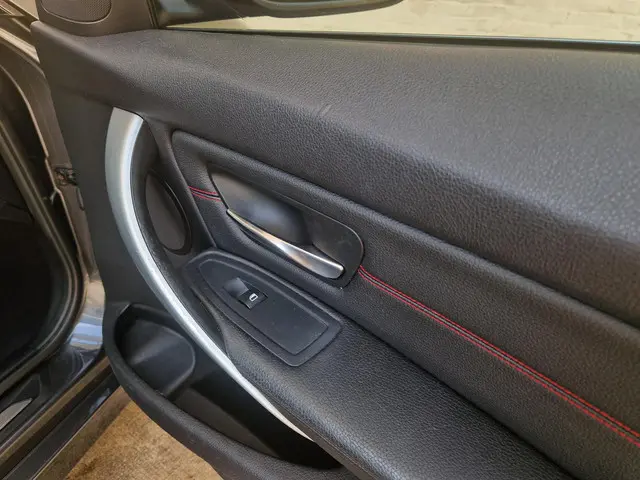 BMW 3 Serie 328i Executive 2012 Benzine 21