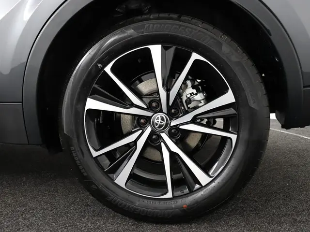 Toyota C-HR 1.8 Hybrid 140 Dynamic 2025 Hybride Benzine 37