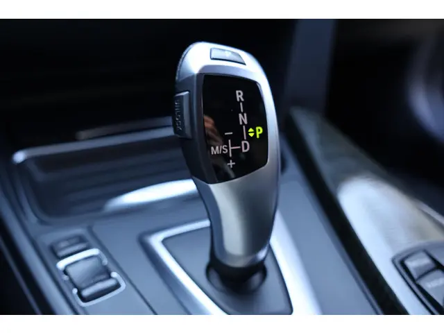 BMW 3 Serie Touring 328i Executive 2013 Benzine 26