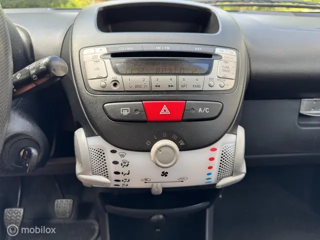 Toyota Aygo 1.0 VVT-i Now Zwart 2013 2013 Benzine 16