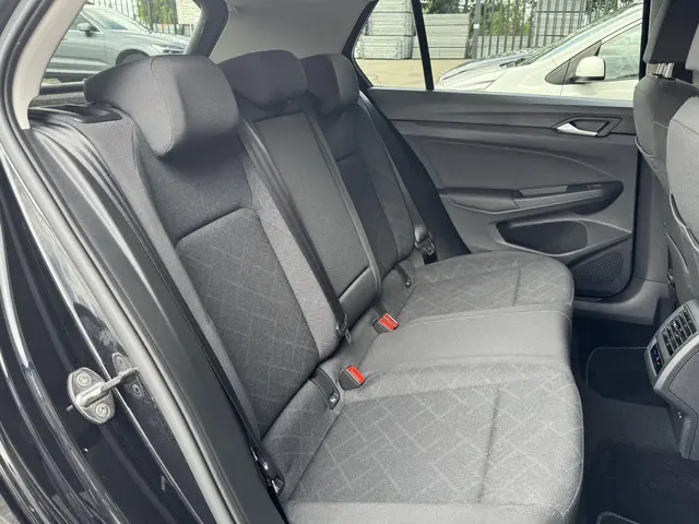 Volkswagen Golf 1.0 TSI LIFE 2023 Benzine 13