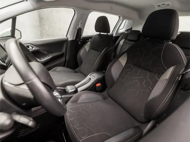 Peugeot 2008 1.2 PureTech Sport 2018 Benzine 13