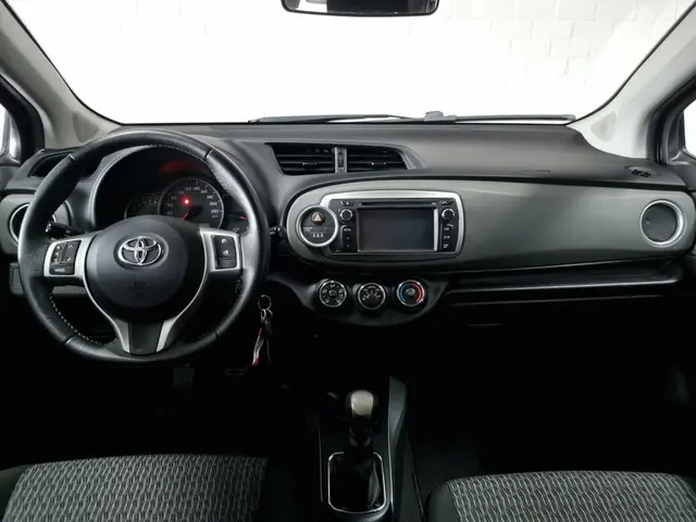 Toyota Yaris 1.3 VVT-i Style / Trekhaak / Airco 2013 Benzine 8
