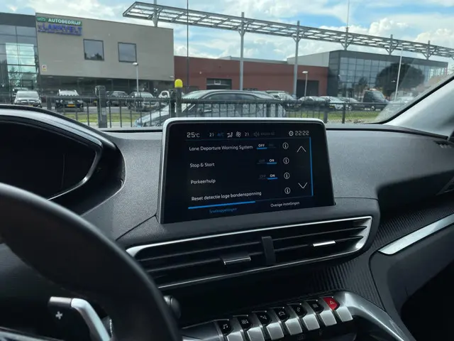 Peugeot 3008 1.2 Première AUTOMAAT, trekhaak. 2017 Benzine 17