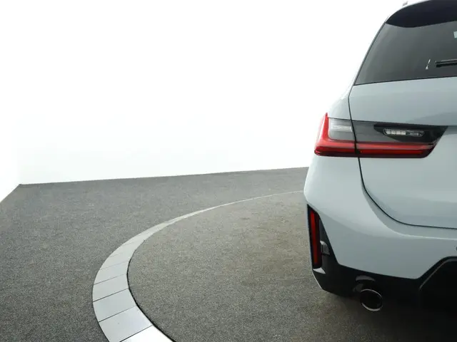 BMW 3 Serie Touring 318i 2025 Benzine 36