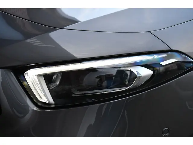 Mercedes-Benz A-Klasse 250 e AMG 2021 Hybride Benzine 17