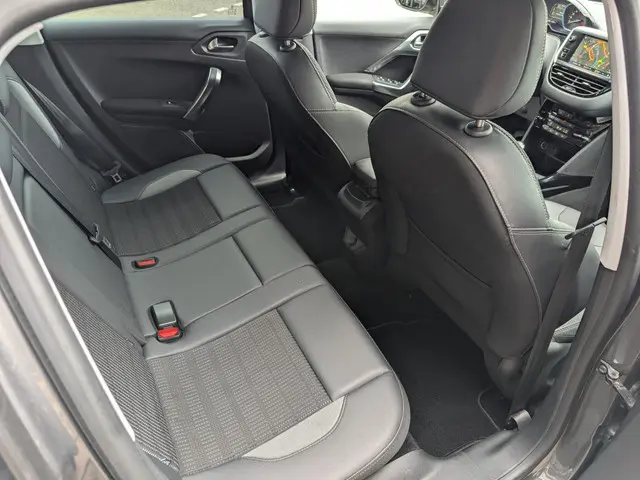 Peugeot 2008 1.2 PureTech Allure 2018 Benzine 21