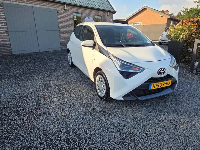 Toyota Aygo 1.0 VVT-i x-play 2020 Benzine 2