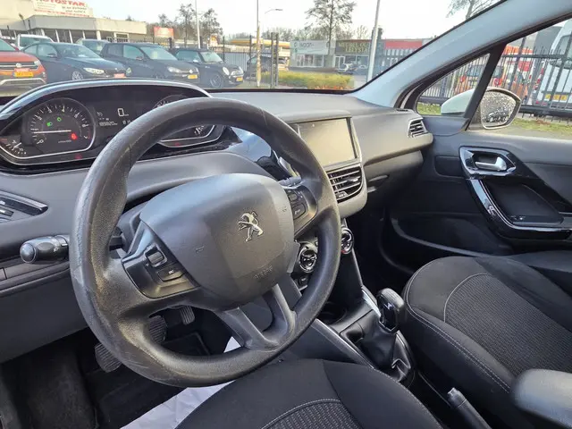 Peugeot 208 1.2 PureTech/NAVI/APPLE CARPLAY 2018 Benzine 12