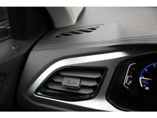 Volkswagen T-Roc 1.0 TSI Life 2023 Benzine 38