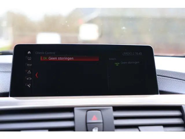 BMW 3 Serie 318i Luxury Edition 2019 Benzine 36