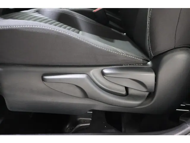 Toyota Yaris 1.5 Hybrid Bi-Tone, 2018 Hybride Benzine 21