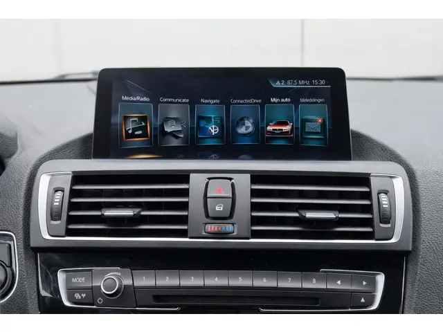 BMW 1 Serie 120i M Sport High Executive 2017 Benzine 15