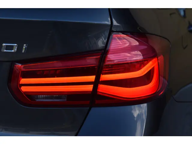 BMW 3 Serie Touring 320i Luxury Edition 2018 Benzine 33