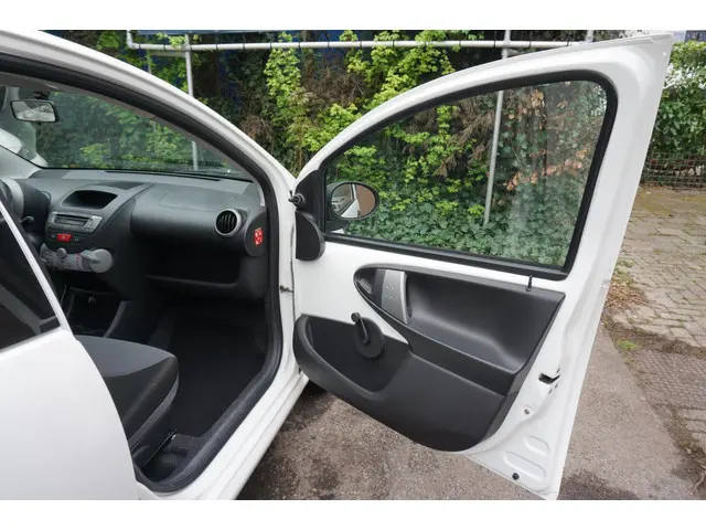 Peugeot 107 1.0 Access Accent / Airco / NAP / 2012 Benzine 26