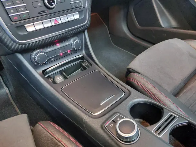 Mercedes-Benz A-Klasse 180 Ambition AMG 2016 Benzine 6