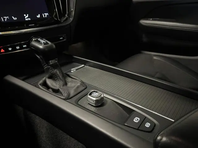 Volvo V60 2.0 D4 Momentum PANO CAM KEYLESS 2018 Diesel 28