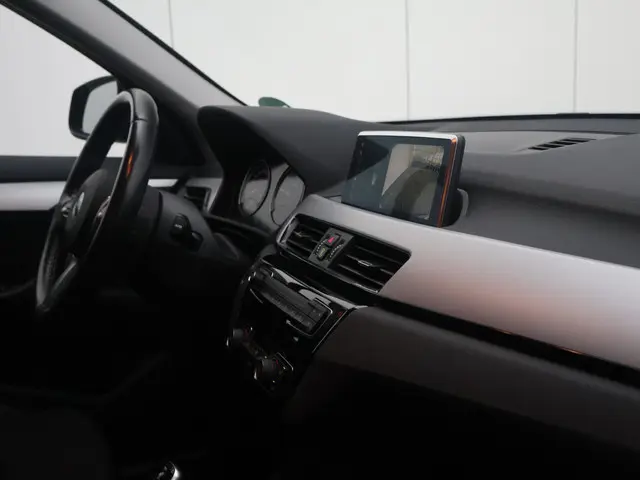 BMW X1 sDrive20i High Executive 2020 Benzine 18