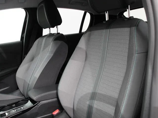 Peugeot 208 1.2 PureTech 100pk Allure Pack 2023 Benzine 28