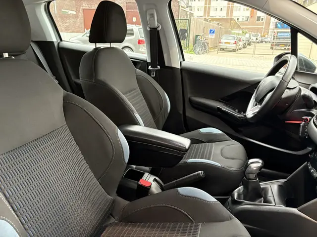 Peugeot 208 1.2 VTi Allure 2014 Benzine 7