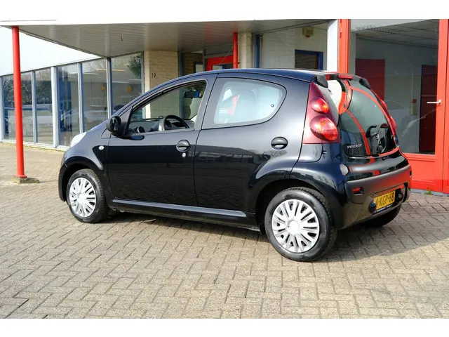 Peugeot 107 1.0 Blue Lease 5-drs Airco 2013 Benzine 19