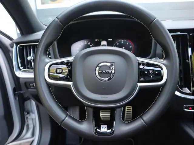 Volvo V60 2.0 T4 R-Design 2020 Benzine 38