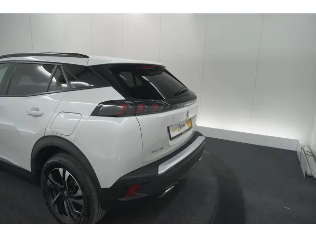 Peugeot 2008 PureTech 130 EAT8 Allure 2023 Benzine 22