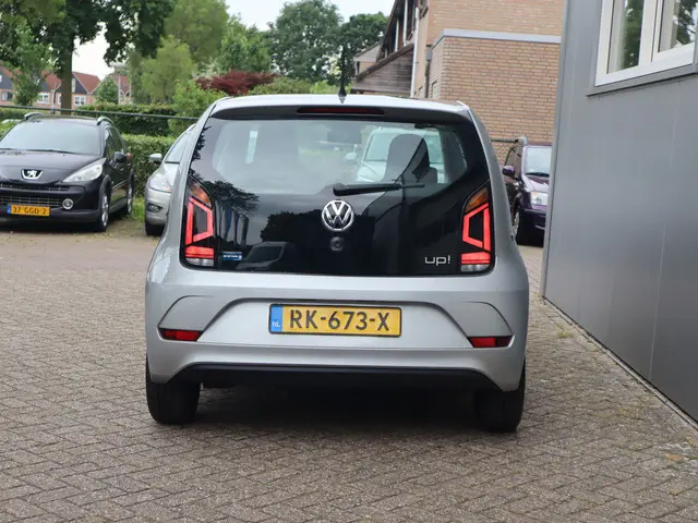 Volkswagen up! 1.0 BMT move up! 2018 Benzine 13